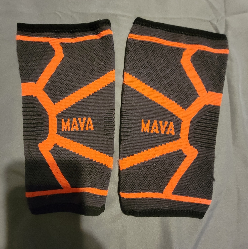 Knee sleeves
